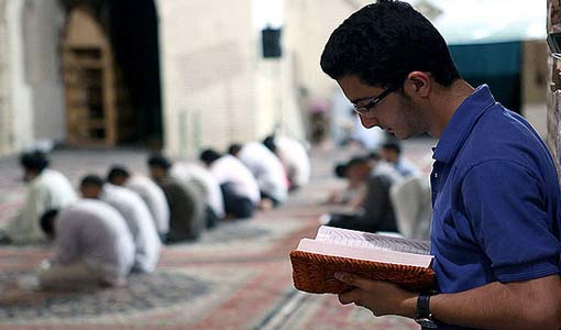 العبادة ابتلاء إلهي يصقل الإنسان